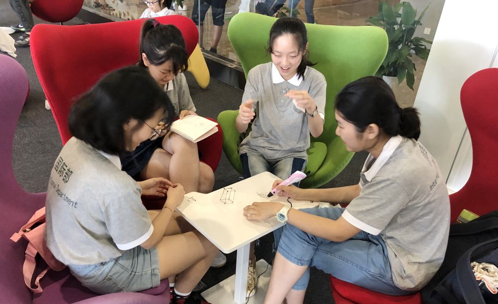 夏令营体验活动丨南师附中国际部学生走进“威锋堂? W-MAKER创客中心”